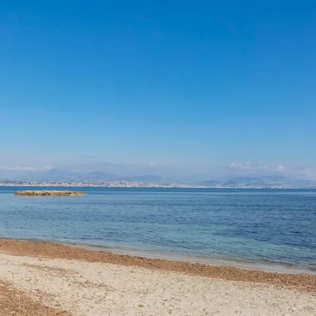 Semesterbostad Seafront One Bedroom With A Terrasse Swimming Pool And A Parking Antibes