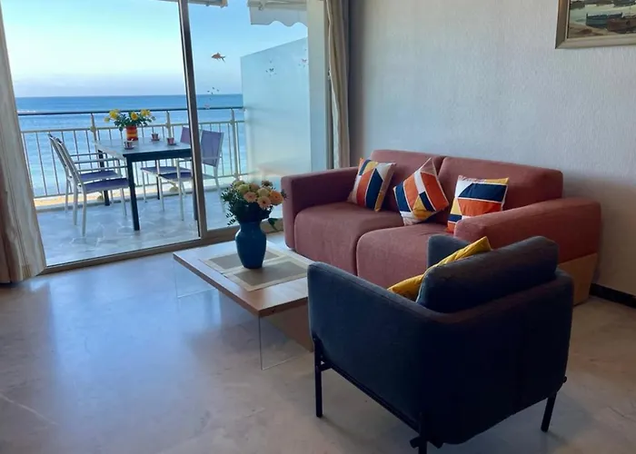 Semesterbostad Seafront One Bedroom With A Terrasse Swimming Pool And A Parking Antibes