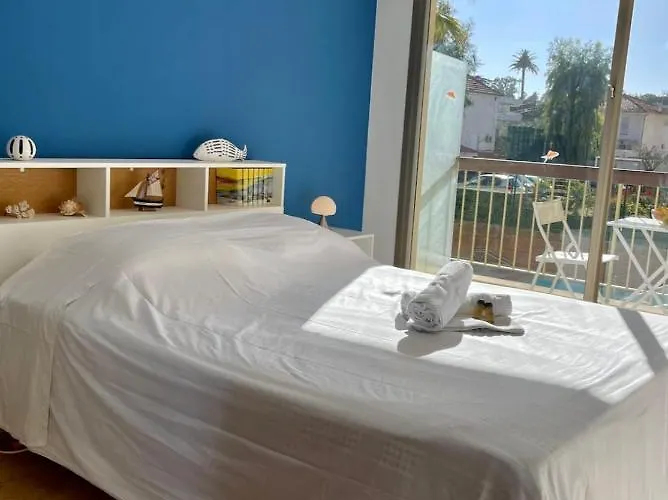 Semesterbostad Seafront One Bedroom With A Terrasse Swimming Pool And A Parking