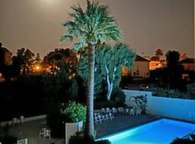 Seafront One Bedroom With A Terrasse Swimming Pool And A Parking Semesterbostad