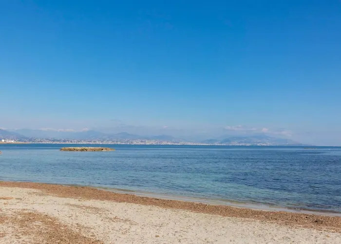 Semesterbostad Seafront One Bedroom With A Terrasse Swimming Pool And A Parking Antibes