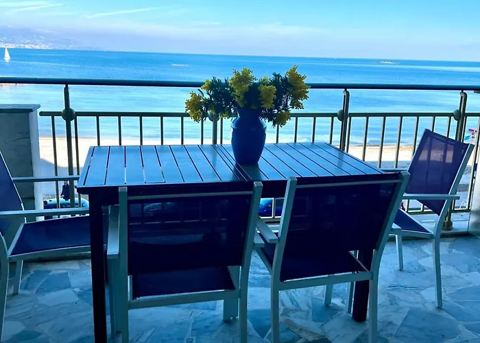 Seafront One Bedroom With A Terrasse Swimming Pool And A Parking Semesterbostad *